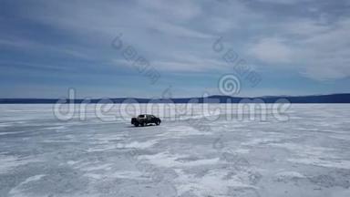 在冬季景观中驾驶汽车的无人机空中景观和高速驾驶过冰冻的湖泊。